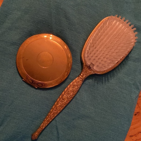 Elgin American. Vintage Compact with Mirror & Hairbrush - Picture 2 of 8